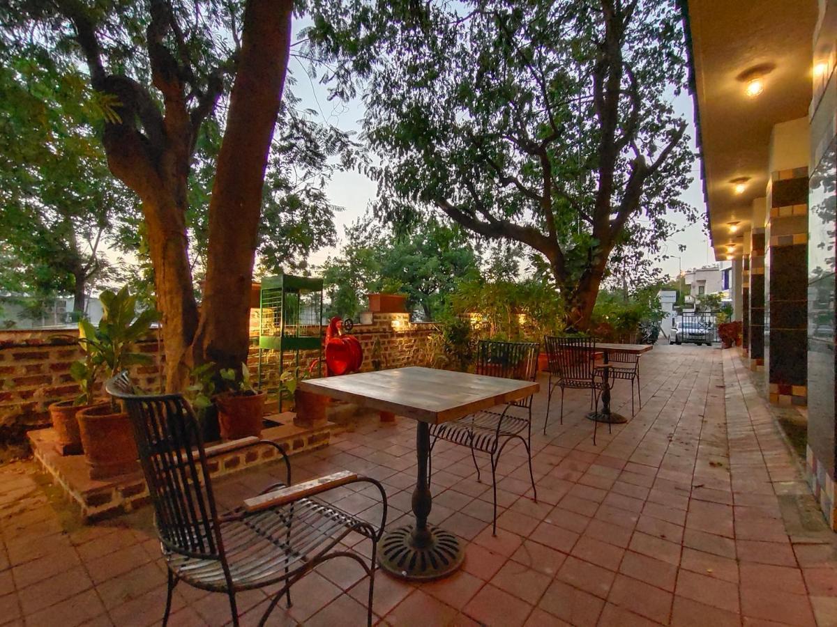 Bougainvilla Apartment Surate Exterior foto